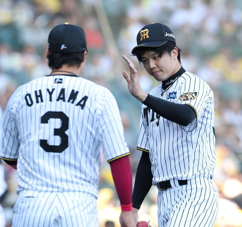 ６回を投げ終え、大山（左）に迎えられる才木（撮影・西田忠信）