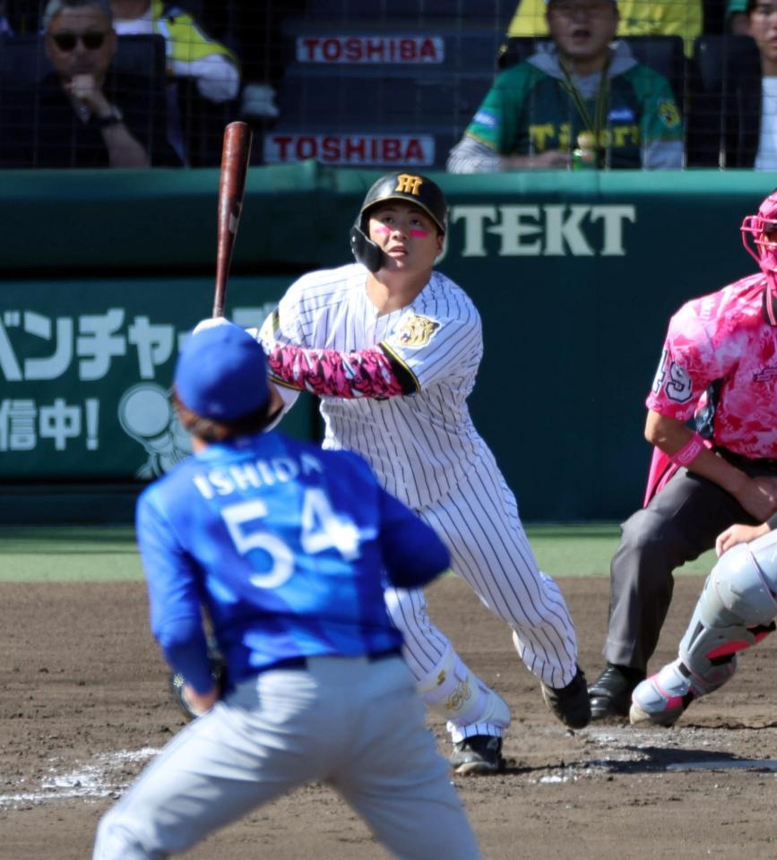 ４回、中飛に倒れる前川（撮影・山口登）