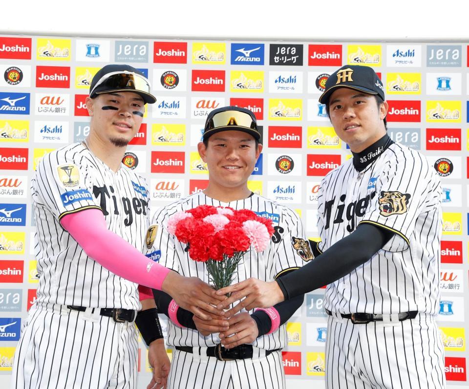 母の日にちなみ、花束を手にする（左から）佐藤輝、嶋村、才木（撮影・西田忠信）