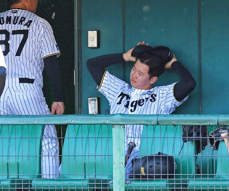 ７回に追加点を許し、ベンチで渋い表情を見せる門別（撮影・立川洋一郎）