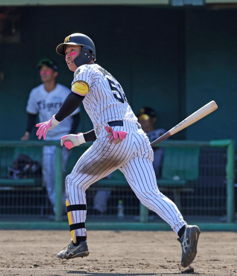 ８回、同点に追いつく走者一掃の適時二塁打を放つ百崎（撮影・立川洋一郎）