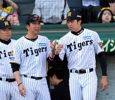 試合を終え藤川監督（左）は才木に声を掛ける（撮影・山口登）