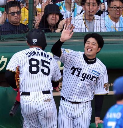 ７回、適時打を放った嶋村（左）を笑顔で迎える才木（撮影・山口登）
