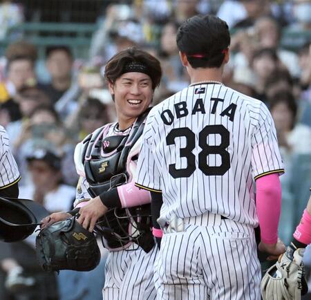 チームの勝利に、小幡らと喜び合う梅野（撮影・田中太一）