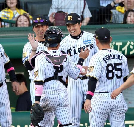 梅野からウイニングボールを受け取り笑顔を見せる才木（撮影・山口登）