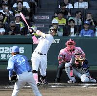 　６回、ソロを放つ佐藤輝（撮影・山口登）
