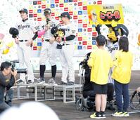 子どもからの質問に笑顔で答える（左から）才木、佐藤輝、嶋村（撮影・西田忠信）