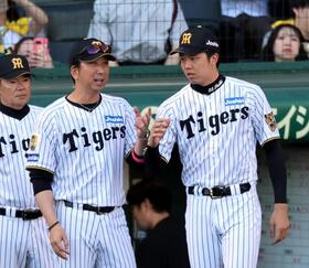 試合を終え藤川監督（左）は才木に声を掛ける（撮影・山口登）