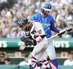 　９回、京田を三振に仕留め、ミットをたたきながらマウンドへ向かう梅野（撮影・田中太一）