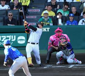 　７回、中前に適時打を放つ嶋村