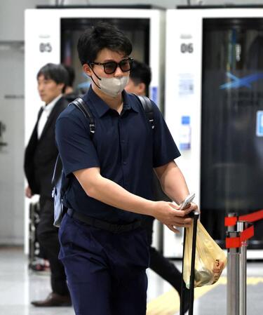 東京に向かう阪神・森下翔太（撮影・山口登）