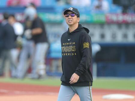 練習を見守る藤川監督宮（撮影・吉澤敬太）