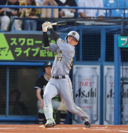 １回、高寺が左中間に先頭打者弾をたたき込む（撮影・吉澤敬太）