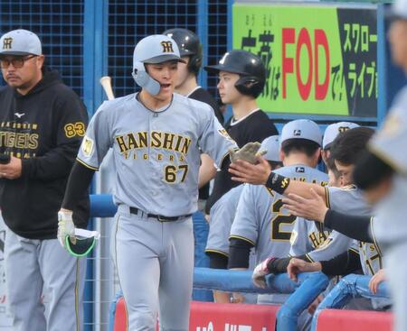 １回、左中間に先頭打者弾をたたき込みナインとタッ（中央）＝神宮（撮影・吉澤敬太）