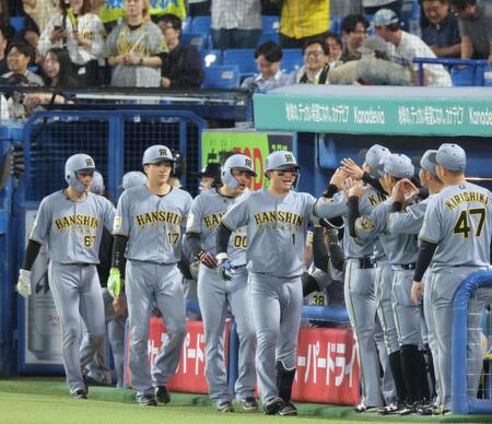 ９回、中越えに満塁本塁打を放ち、ナインとタッチする阪神・森下（中央）＝撮影・吉澤敬太