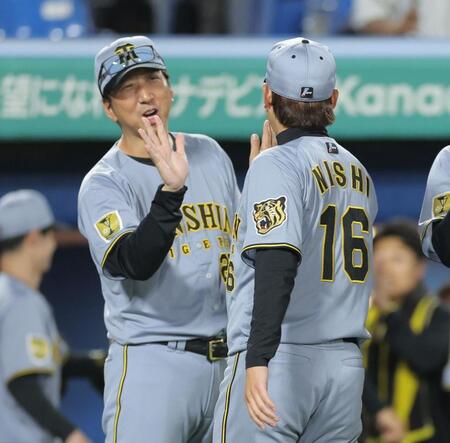 ヤクルトに勝利し、西勇（右）とタッチを交わす藤川監督（撮影・西岡正）