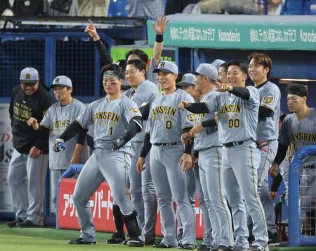 ７回、嶋村の２ランに大盛り上がりの森下（背番号１）ら阪神ベンチ（撮影・吉澤敬太）