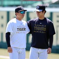 村上（左）と肩を組み談笑する高橋（撮影・山口登）