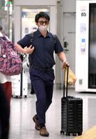 　東京に向かう森下（撮影・山口登）