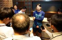 ソフトバンクへのトレードが決まり、取材に応じる山本（撮影・伊藤笙子）