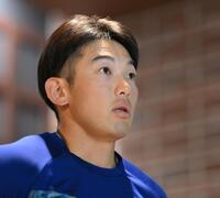 ソフトバンクへのトレードが決まり、取材に応じる山本（撮影・伊藤笙子）