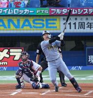 １回、中越えに適時二塁打を放つ大山（撮影・金田祐二）