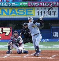１回、中越えに適時二塁打を放つ大山（撮影・金田祐二）