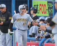 １回、左中間に先頭打者弾をたたき込みナインとタッ（中央）＝神宮（撮影・吉澤敬太）