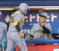 ７回、２ランを放った嶋村（左）を迎える藤川監督（撮影・西岡正）