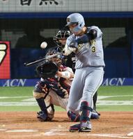 ８回、左越えソロを放つ大山（撮影・金田祐二）
