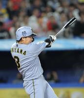 ８回、左越えソロを放つ大山（撮影・西岡正）