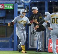 ７回、２ランを放ち、ベンチ前でほえる嶋村（撮影・吉澤敬太）
