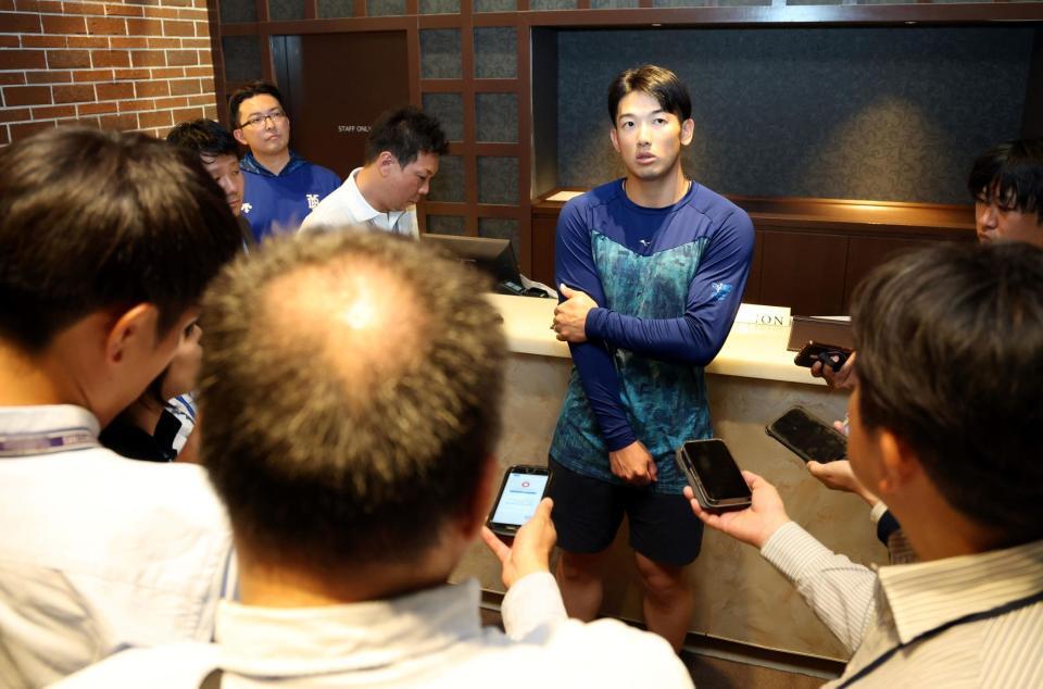 ソフトバンクへのトレードが決まり、取材に応じる山本（撮影・伊藤笙子）