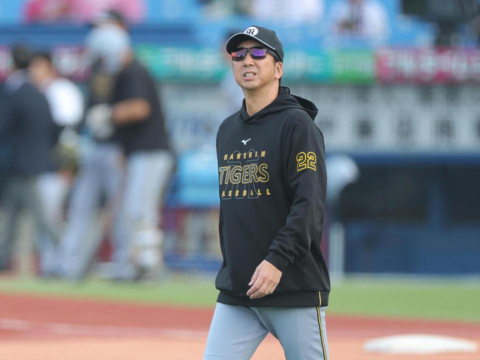 練習を見守る藤川監督（撮影・吉澤敬太）