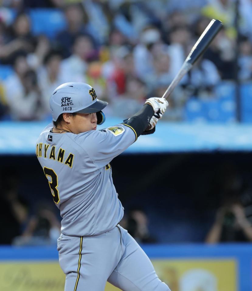 １回、中越えに適時二塁打を放つ大山（撮影・西岡正）