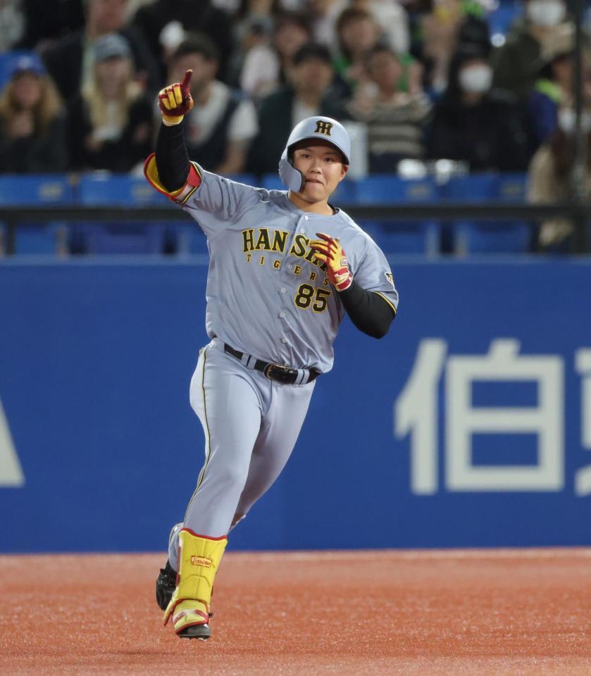 ７回、左越えに２ランを放ちダイヤモンドを回る嶋村（撮影・吉澤敬太）