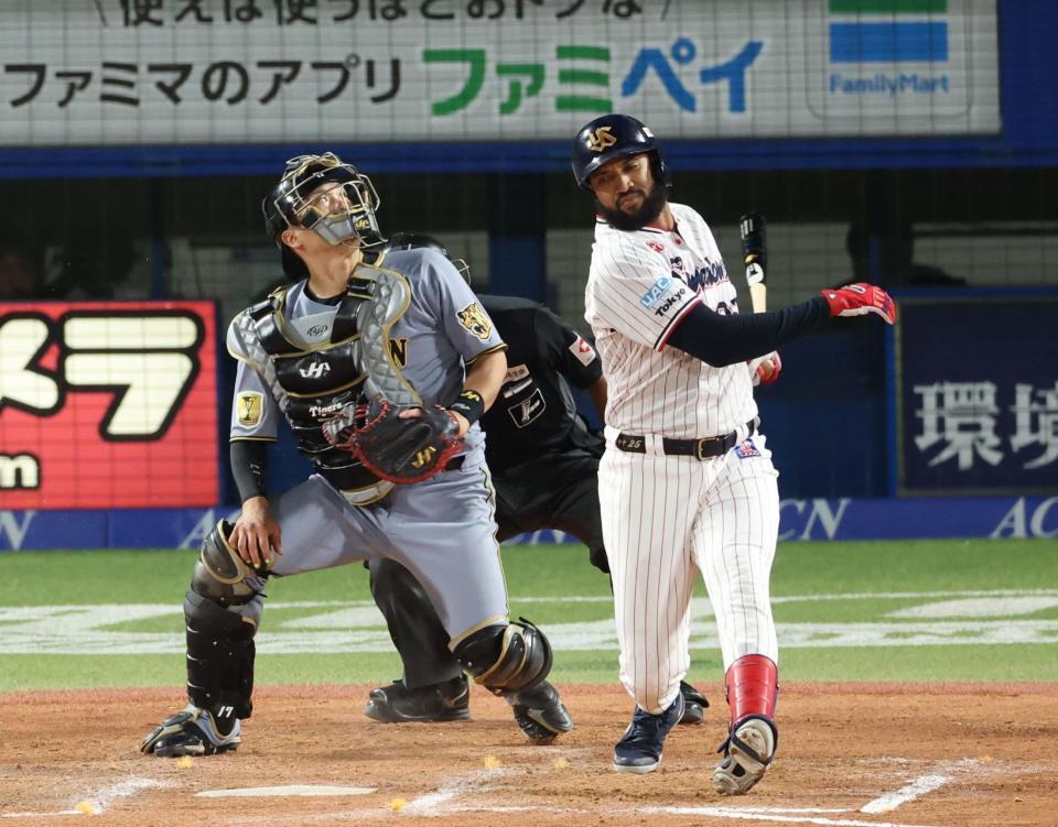 ８回、空振りしたサンタナ（撮影・金田祐二）
