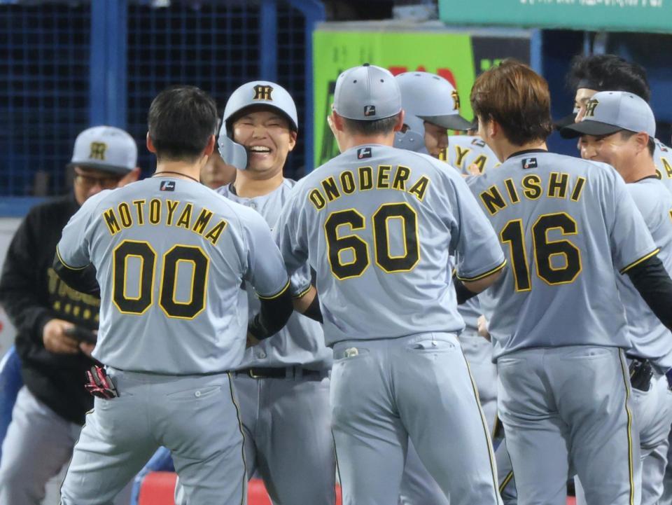 ７回、２ランを放ち、元山（左端）らと抱き合う嶋村（中央左）＝撮影・吉澤敬太