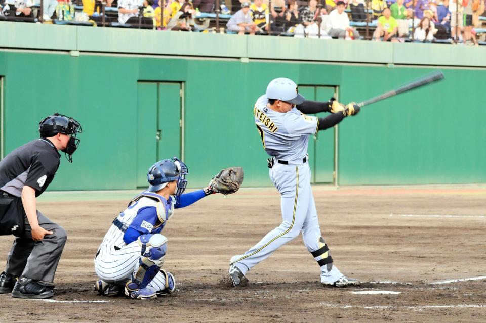 ２回、左前打を放つ立石