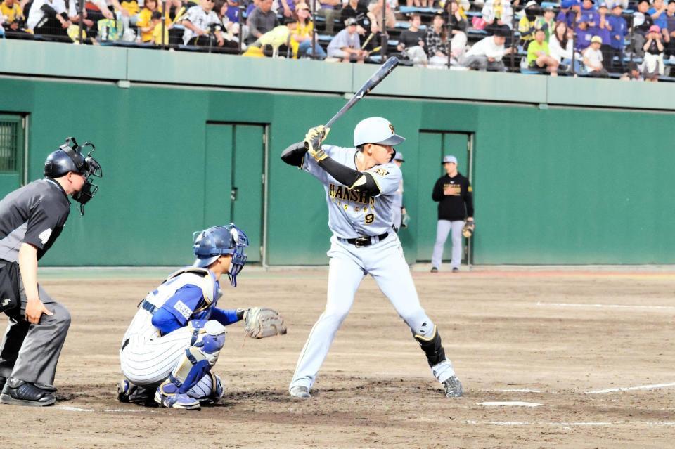 ３回、打席で構える立石