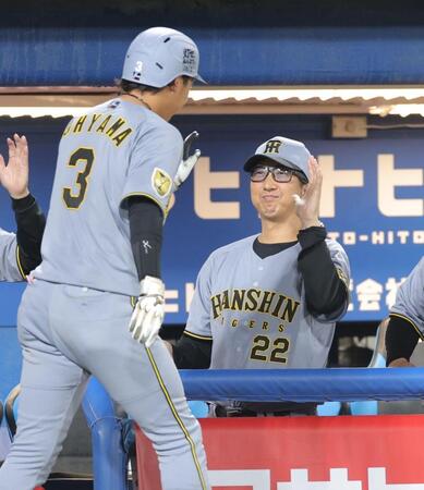 ８回、ソロを放った大山（左）を祝福する藤川監督（撮影・西岡正）