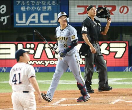 　８回、左越えソロを放つ大山（撮影・金田祐二）