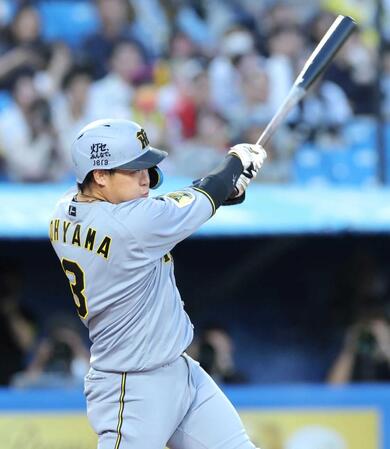 　１回、適時二塁打を放つ大山（撮影・西岡正）