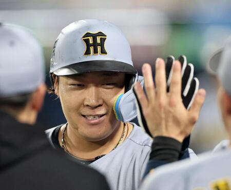 ８回、ソロを放った大山はナインとタッチを交わす（撮影・田中太一）