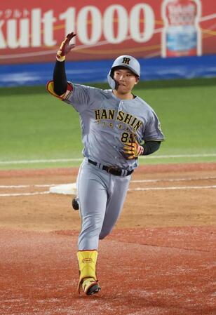 ７回、左越え２ランを放ち喜ぶ嶋村（撮影・金田祐二）