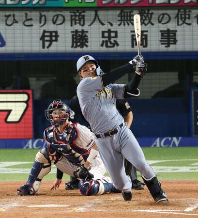 ９回、中越え満塁本塁打を放つ森下（撮影・金田祐二）