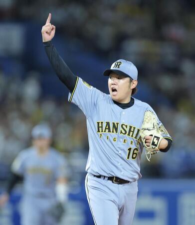 ６回、サンタナの三振をアピールする西勇（撮影・西岡正）