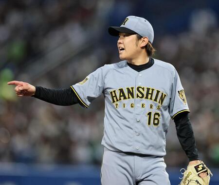 ２回、併殺に仕留めた野手陣に声をかける西勇（撮影・田中太一）