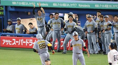 ７回、代打・阪神・嶋村の２ランに喜ぶ阪神ベンチ＝１２日