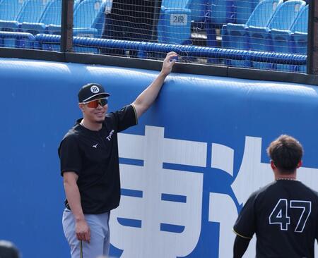 高寺の本塁打がすり抜けたと思われるネットを確認し笑顔の佐藤輝（撮影・金田祐二）